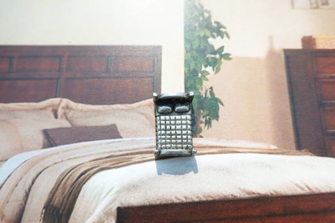 Bed Lapel Pin