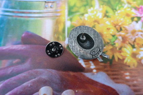 Bonnet Lapel Pin
